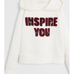 Mango Kids - Bluza dziecięca Inspire 110-164 cm. Białe bluzy dziewczęce Mango Kids, z aplikacjami, z bawełny, bez rękawów, z kapturem. Za 69,90 zł.