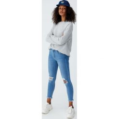 Jeansy skinny fit capri ze średnim stanem. Szare jeansy damskie skinny marki Pull&Bear, z jeansu. Za 79,90 zł.