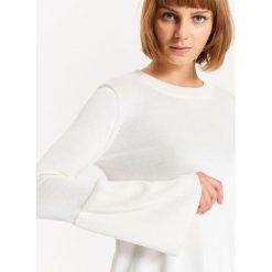 SWETER DAMSKI Z DŁUGIM DZWONKOWYM RĘKAWEM. Białe swetry klasyczne damskie marki TROLL, na zimę, s, z dzianiny, eleganckie. W wyprzedaży za 39,99 zł.