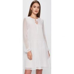 Answear - Sukienka Secret Garden. Białe sukienki damskie ANSWEAR, na co dzień, s, bez wzorów, z poliesteru, casualowe, bez kołnierzyka, z długim rękawem, długie, mini, rozkloszowane. W wyprzedaży za 69,90 zł.