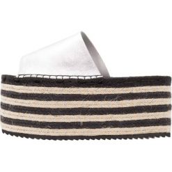 Shellys London IVANA Klapki black/silver. Czarne klapki damskie marki Shellys London, z materiału. W wyprzedaży za 460,85 zł.