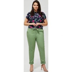 Spodnie typu chinos. Zielone spodnie damskie Moodo, w paski, z elastanu. Za 49,99 zł.