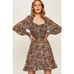 Answear - Sukienka. Sukienki damskie ANSWEAR, s, w kwiaty, z poliesteru, z dekoltem karo, z długim rękawem, długie, mini, rozkloszowane. W wyprzedaży za 119,90 zł.