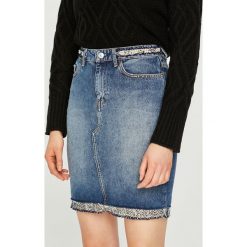 Guess Jeans - Spódnica. Niebieskie spódniczki damskie jeansowe marki Guess Jeans, z aplikacjami, mini. W wyprzedaży za 329,90 zł.