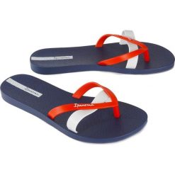 IPANEMA 81805 KIREI FEM 23504 blue/red/white, klapki/japonki damskie. Czerwone klapki damskie Ipanema, bez wzorów, bez obcasa. Za 59,99 zł.