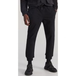 Spodnie jogger - Czarny. Czarne spodnie damskie Reserved, m, bez wzorów. W wyprzedaży za 89,99 zł.