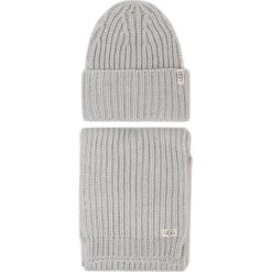 Zestaw Szalik i Czapka UGG - K Rab Kint Hat And Scarf Set 18874 Light Grey. Szare szaliki damskie Ugg, bez wzorów, z wełny. W wyprzedaży za 299,00 zł.