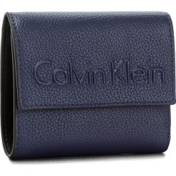 Portfele damskie: Mały Portfel Damski CALVIN KLEIN BLACK LABEL – Edge Medium Trifold K60K603909 430