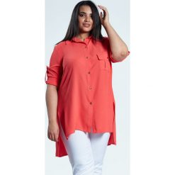 Asymetryczna koralowa koszula ALMA duże rozmiary OVERSIZE PLUS SIZE. Pomarańczowe bluzki damskie Moda Size Plus Iwanek, na co dzień, na wiosnę, s, z aplikacjami, ze skóry, eleganckie, z asymetrycznym kołnierzem, plus size, bez rękawów. Za 129,00 zł.