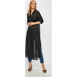 Guess Jeans - Koszula. Czarne bluzki damskie Guess Jeans, na co dzień, s, z aplikacjami, z poliesteru, klasyczne, z klasycznym kołnierzykiem, z długim rękawem. W wyprzedaży za 369,90 zł.