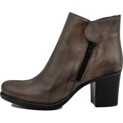 Skórzane botki "Manuela" w kolorze ciemnobrązowym. Pomarańczowe botki damskie Bluetag, Gusto, bez obcasa, bez zapięcia. W wyprzedaży za 276,95 zł.