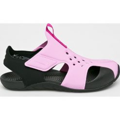 Nike Kids - Sandały dziecięce Sunray Protect 2. Różowe sandały chłopięce Nike Kids, z gumy, z okrągłym noskiem, bez zapięcia. W wyprzedaży za 129,90 zł.