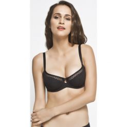 Triumph - Biustonosz Beauty-Full Basics. Czarne biustonosze Triumph, w koronkowe wzory, z elastanu. Za 159,90 zł.