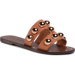 Klapki EVA MINGE - EM-11-07-000611 104. Pomarańczowe klapki damskie Eva Minge, z aplikacjami, ze skóry, bez obcasa, na obcasie. Za 399,00 zł.