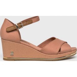 Tommy Hilfiger - Koturny. Brązowe koturny damskie TOMMY HILFIGER, bez obcasa, na szpilce, na klamry. Za 399,90 zł.
