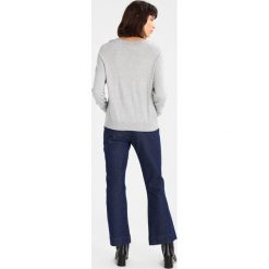 Swetry klasyczne damskie: SET Sweter light grey red