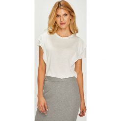 Jacqueline de Yong - Top. Szare topy damskie Jacqueline de Yong, l, z dzianiny, z okrągłym kołnierzem. W wyprzedaży za 39,90 zł.