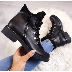 Botki damskie skórzane z cyrkoniami czarne Dolce Pietro. Czarne botki damskie Dolce Pietro, bez obcasa, bez zapięcia. Za 279,99 zł.