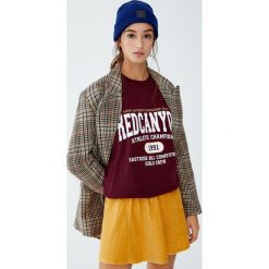 Bluza college z napisem i rysunkiem. Czerwone bluzy damskie marki Pull&Bear, z napisami. Za 89,90 zł.