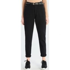 Jeansy mom fit - Czarny. Czarne jeansy damskie Sinsay, bez wzorów, z jeansu. Za 59,99 zł.