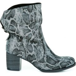 Botki - skóra naturalna - model 497 - kolor czarny wąż. Czarne botki damskie Zapato, ze skóry, bez obcasa, bez zapięcia. W wyprzedaży za 279,30 zł.