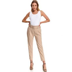 Bawełniany top. Białe topy damskie Top Secret, uniwersalny, bez wzorów, z bawełny, bez kołnierzyka. Za 24,99 zł.