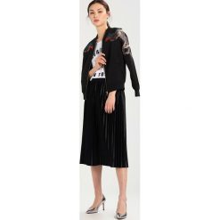 Karen by Simonsen SAVIOUR BOMBER JACKET Kurtka Bomber black. Czarne marynarki damskie Karen by Simonsen, bez wzorów, z elastanu. W wyprzedaży za 501,75 zł.