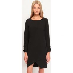 Sukienka damska. Szare sukienki damskie Top Secret, na co dzień, na zimę, bez wzorów, bez kołnierzyka, bez rękawów, kopertowe. W wyprzedaży za 54,99 zł.
