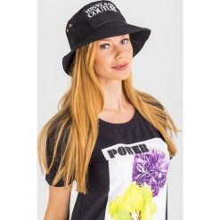 CZAPKA Versace Jeans Couture. Czapki damskie Versace Jeans Couture, bez wzorów, z jeansu. W wyprzedaży za 307,30 zł.