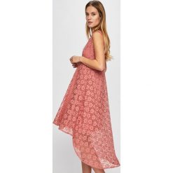 Answear - Sukienka Secret Garden. Różowe sukienki damskie ANSWEAR, na co dzień, s, w koronkowe wzory, z tkaniny, casualowe, z okrągłym kołnierzem, bez rękawów, mini, asymetryczne. W wyprzedaży za 79,90 zł.