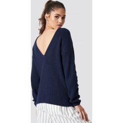 NA-KD Sweter z dzianiny z dekoltem V - Blue. Niebieskie swetry klasyczne damskie marki NA-KD, z dzianiny. Za 121,95 zł.