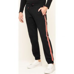 Spodnie dresowe Guess M01B43 K9EK0. Szare spodnie damskie Guess, xl, z aplikacjami. W wyprzedaży za 309,00 zł.