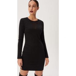 Dopasowana sukienka mini - Czarny. Czarne sukienki damskie Sinsay, s, bez wzorów, bez kołnierzyka, bez rękawów, mini, dopasowane. Za 39,99 zł.