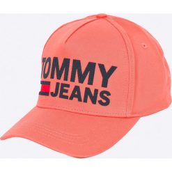 Tommy Jeans - Czapka. Pomarańczowe czapki damskie marki Tommy Jeans, z bawełny. W wyprzedaży za 139,90 zł.