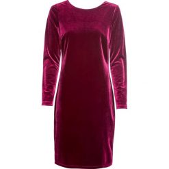 Sukienka bonprix jeżynowo-czerwony. Różowe sukienki damskie bonprix, bez wzorów, z weluru, eleganckie, bez kołnierzyka, bez rękawów, dopasowane. Za 99,99 zł.