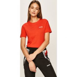 Diadora - T-shirt. Czerwone bluzki damskie Diadora, s, z aplikacjami, z bawełny, casualowe, z okrągłym kołnierzem, z krótkim rękawem. Za 79,90 zł.