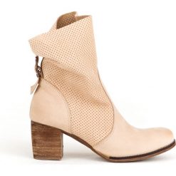 Botki - skóra naturalna - model 496 - kolor beżowy. Brązowe botki damskie Zapato, ze skóry, bez obcasa, bez zapięcia. W wyprzedaży za 299,25 zł.
