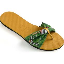 Havaianas - Japonki. Żółte klapki damskie Havaianas, bez wzorów, ze skóry ekologicznej, bez obcasa, na obcasie. W wyprzedaży za 99,90 zł.