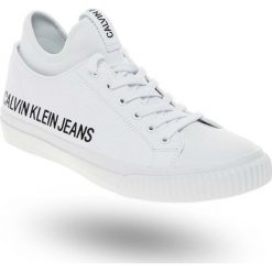 TRAMPKI ICARUS Calvin Klein Jeans. Białe trampki męskie Calvin Klein Jeans, z nadrukiem, z jeansu, na sznurówki. Za 311,40 zł.