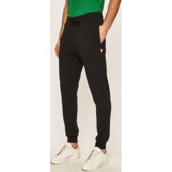 Guess Jeans - Spodnie. Niebieskie spodnie męskie xl, z aplikacjami, z elastanu, casualowe. Za 369,90 zł.