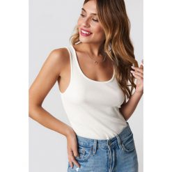 NA-KD Basic Top basic - White. Białe topy damskie marki NA-KD Basic, bez wzorów, z materiału, z okrągłym kołnierzem. Za 80,95 zł.