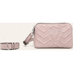 Guess Jeans - Torebka. Różowe listonoszki damskie Guess Jeans, w paski, z bawełny, na ramię, małe, z aplikacjami. Za 459,90 zł.