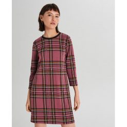 Sukienka w kratę - Fioletowy. Fioletowe sukienki damskie Cropp, s, bez wzorów, bez kołnierzyka, bez rękawów. Za 69,99 zł.