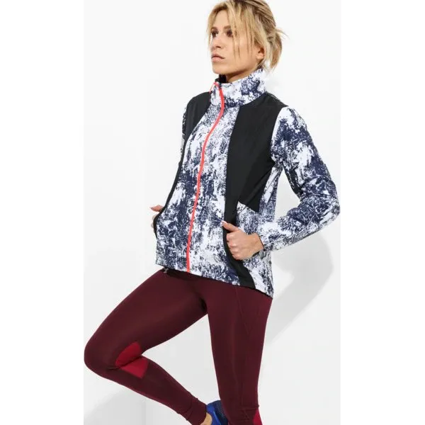 Under Armour Kurtka Intl Printed Run Jacket , czarny, rozmiar S. Czarne kurtki damskie Under Armour, na jesień, s, bez wzorów, z poliesteru, bez kaptura. W wyprzedaży za 169,99 zł.