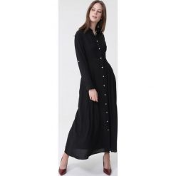 Czarna, oversizowa szmizjerka maxi. Czarne sukienki damskie Born2be, na jesień, s, bez wzorów, eleganckie, z kontrastowym kołnierzykiem, bez rękawów, długie, maxi, szmizjerki. Za 119,99 zł.
