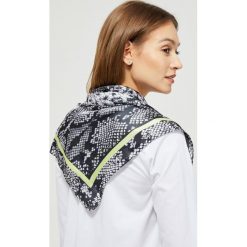 Apaszka w wężową skórę. Żółte szaliki damskie Moodo, bez wzorów, z poliesteru. Za 19,99 zł.