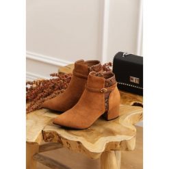 Camelowe Botki Glenfield. Brązowe botki damskie Renee, ze skóry, bez obcasa, na obcasie, bez zapięcia. Za 139,99 zł.