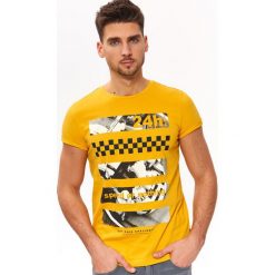 T-SHIRT Z NADRUKIEM. Żółte t-shirty męskie marki Top Secret, na lato, xxl, z nadrukiem, z bawełny, z kontrastowym kołnierzykiem. Za 29,99 zł.