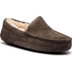 Kapcie UGG - M Ascot 1101110 M/Chrc. Szare kapcie męskie marki Ugg, ze skóry. Za 549,00 zł.