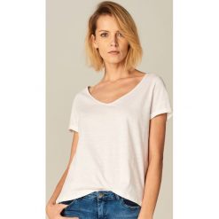 Bawełniana koszulka z dekoltem w szpic - Biały. Białe t-shirty damskie Mohito, l, z bawełny. Za 19,99 zł.